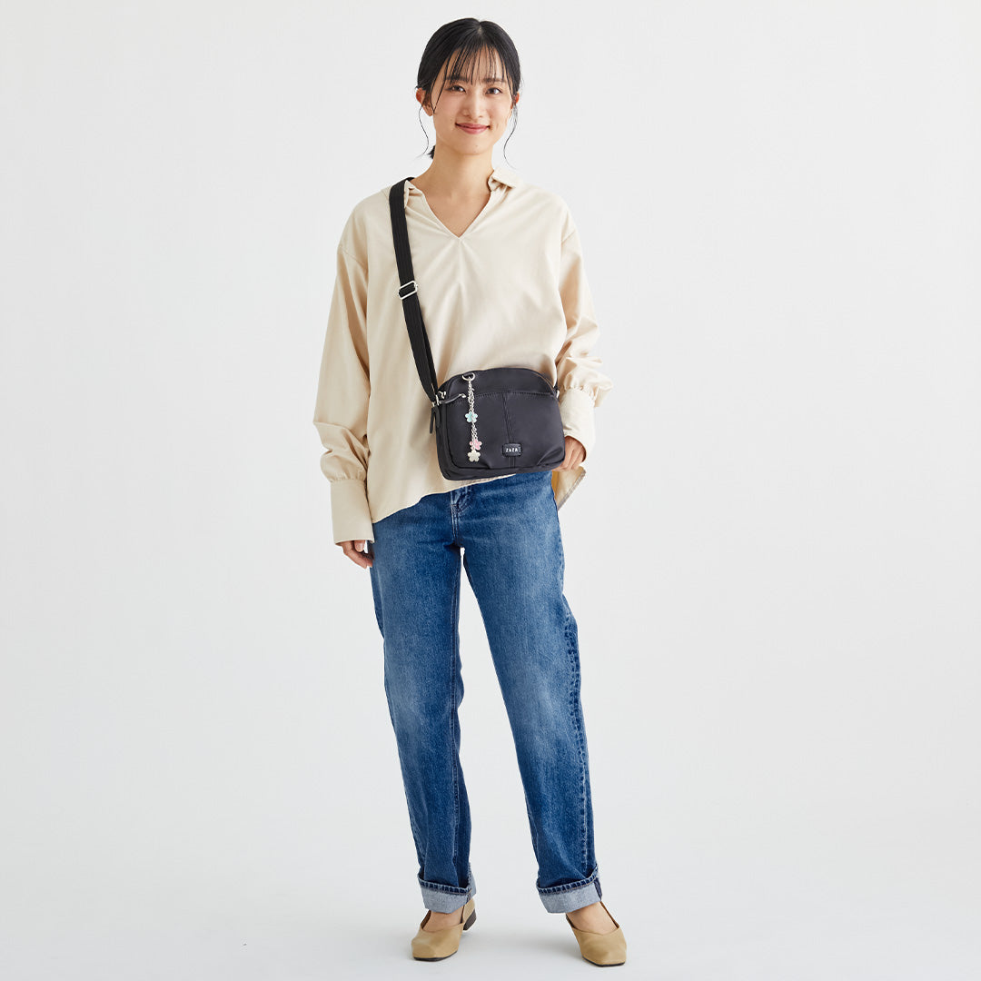 ZAZA ツイルナイロン花チャーム付きショルダーバッグ EL5999
