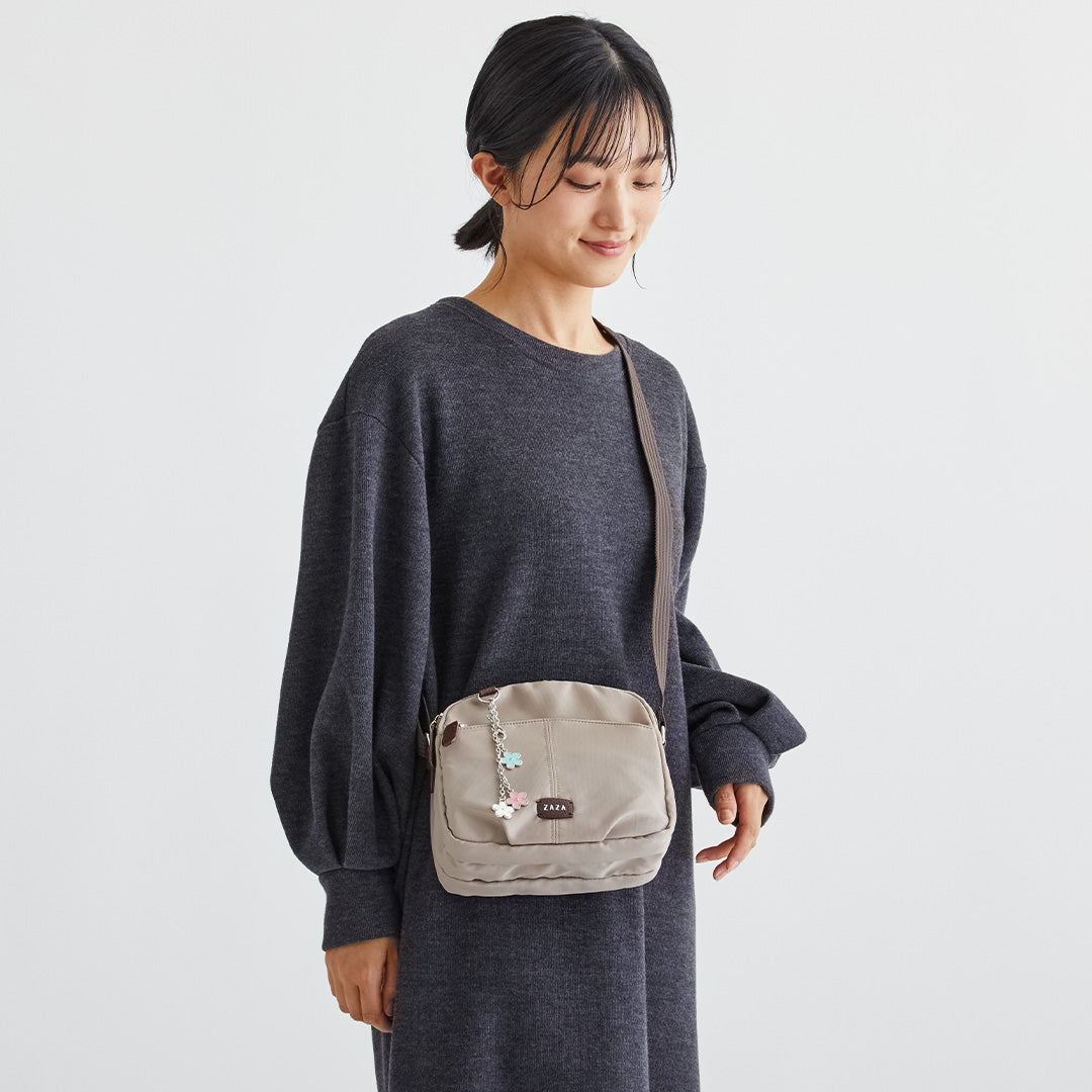 ZAZA ツイルナイロン花チャーム付きショルダーバッグ EL5999