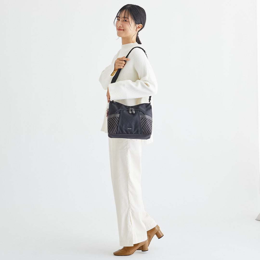 ZAZA シワナイロン花チャーム付きステッチショルダーバッグ EL5131