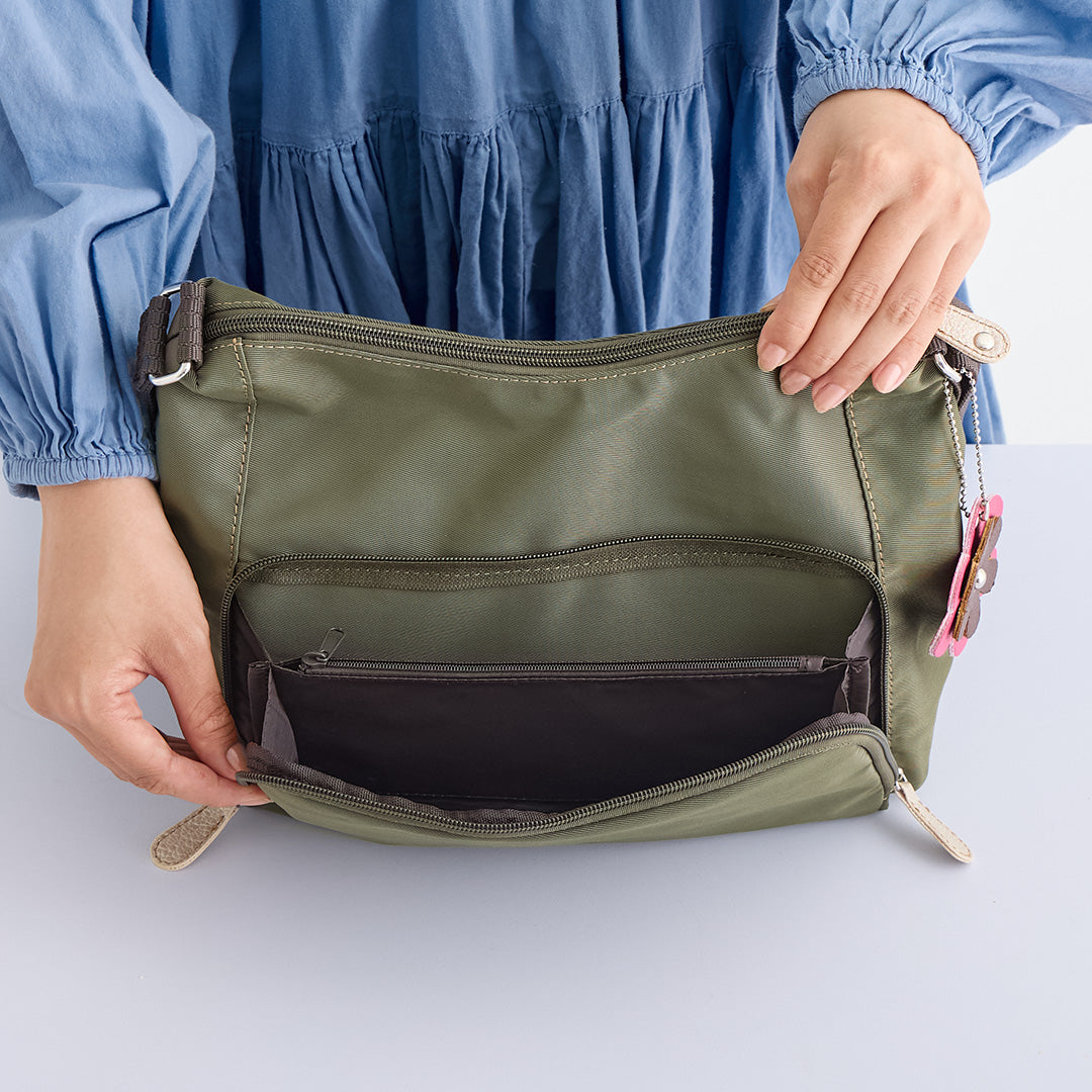 ZAZA シワナイロン花チャーム付きステッチショルダーバッグ EL5131