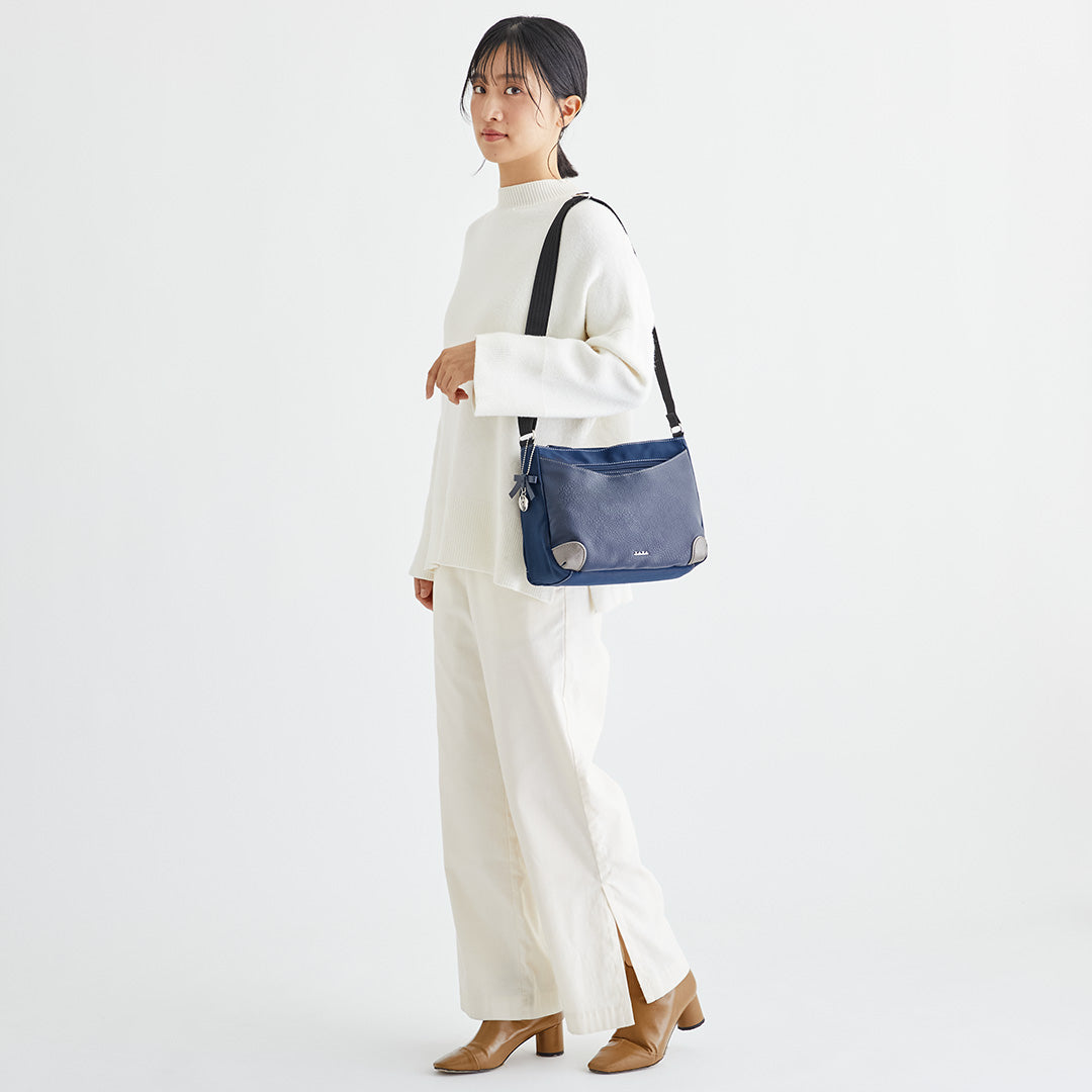 ZAZA シワナイロン×合皮リボン猫チャーム付きショルダーバッグ  EL5137