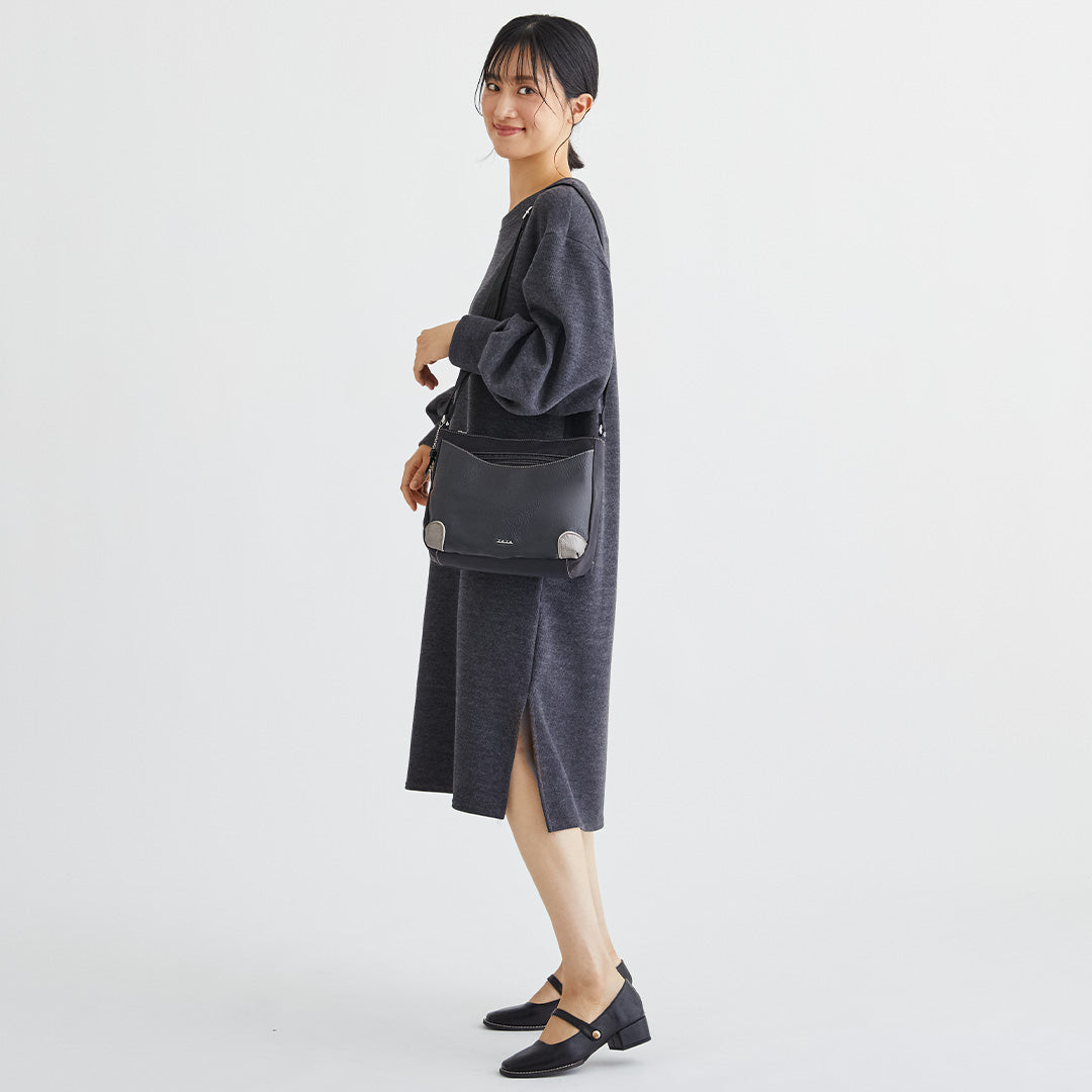 ZAZA シワナイロン×合皮リボン猫チャーム付きショルダーバッグ EL5137