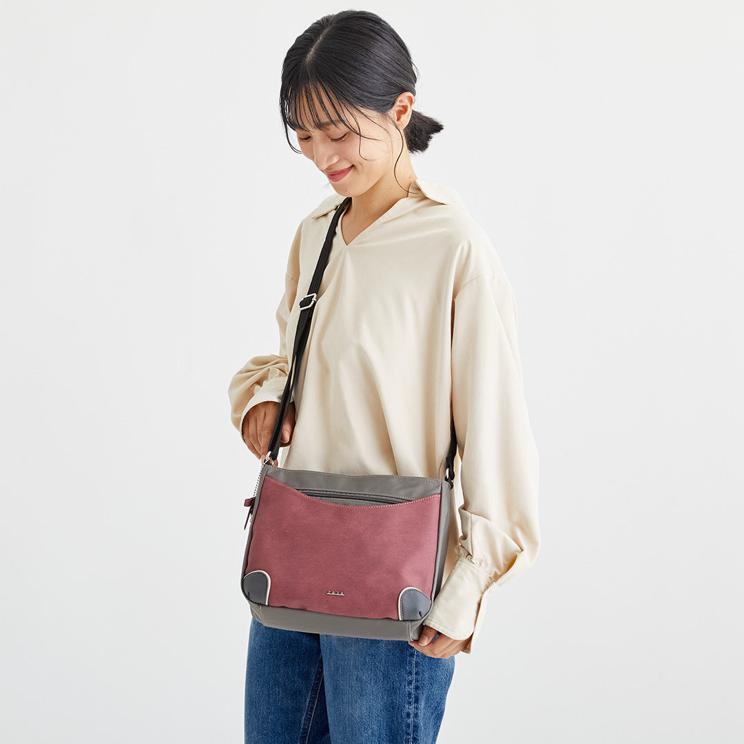 ZAZA シワナイロン×合皮リボン猫チャーム付きショルダーバッグ  EL5137