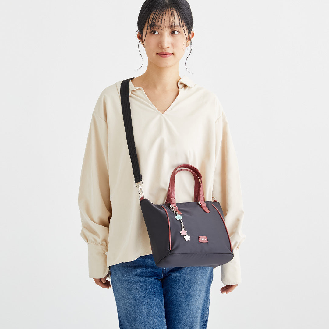 ZAZA ツイルナイロン花チャーム付き2wayハンドバッグ EL5335