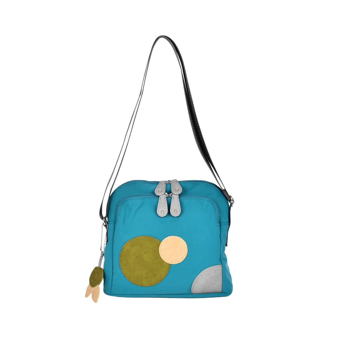 ブルーの水玉ナイロンショルダーバッグ 正面