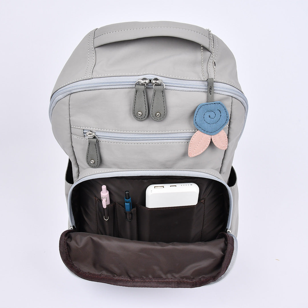 ナイロン丸モチーフリュック グレー 前ポケット収納イメージ