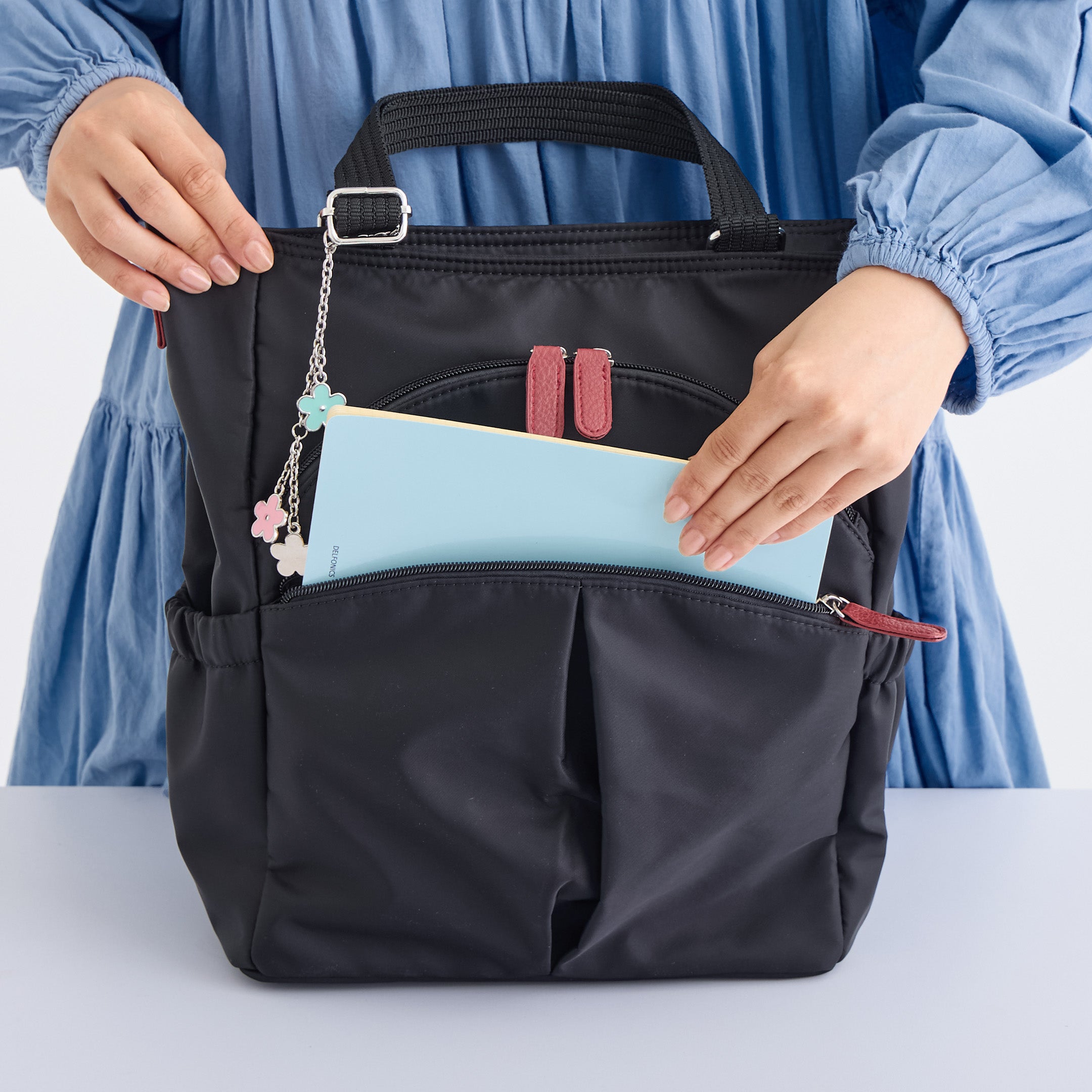 ZAZA はっ水ナイロン花チャーム付き4wayバッグ EL5629