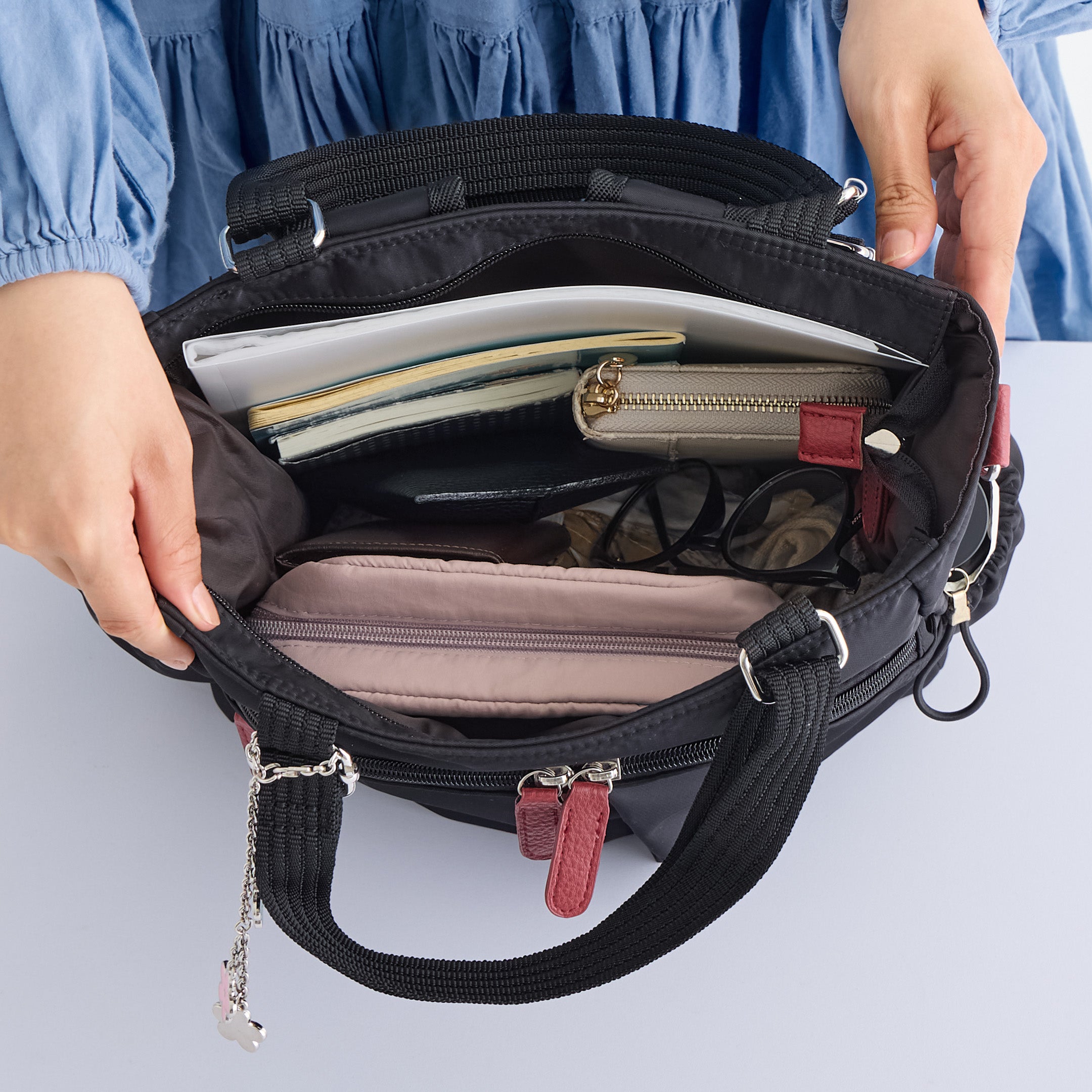 ZAZA はっ水ナイロン花チャーム付き4wayバッグ EL5629