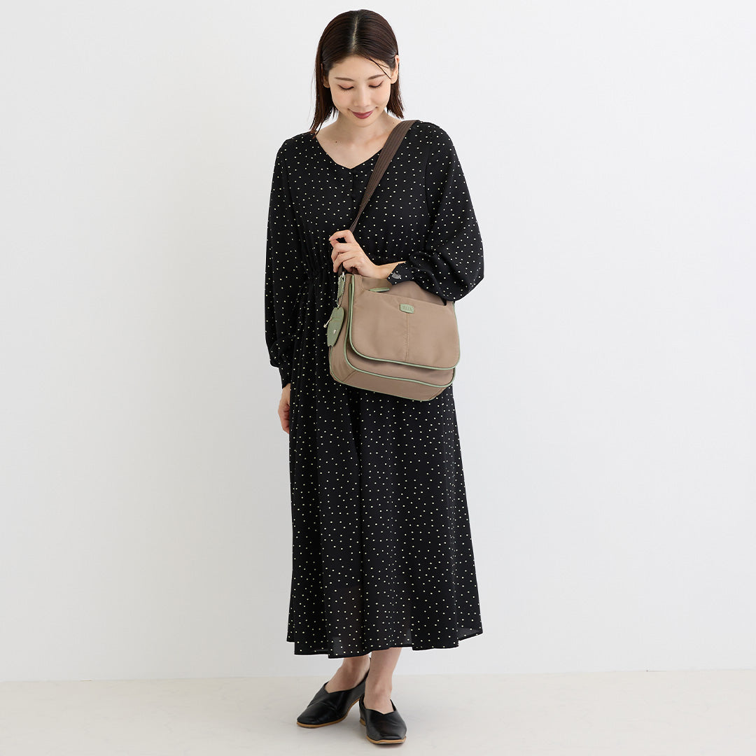 ZAZA シワナイロンリンゴチャーム付きショルダーバッグ EL5702