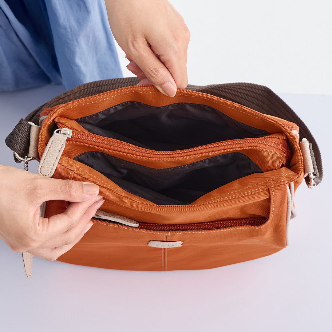 ZAZA シワナイロンリンゴチャーム付きショルダーバッグ EL5702