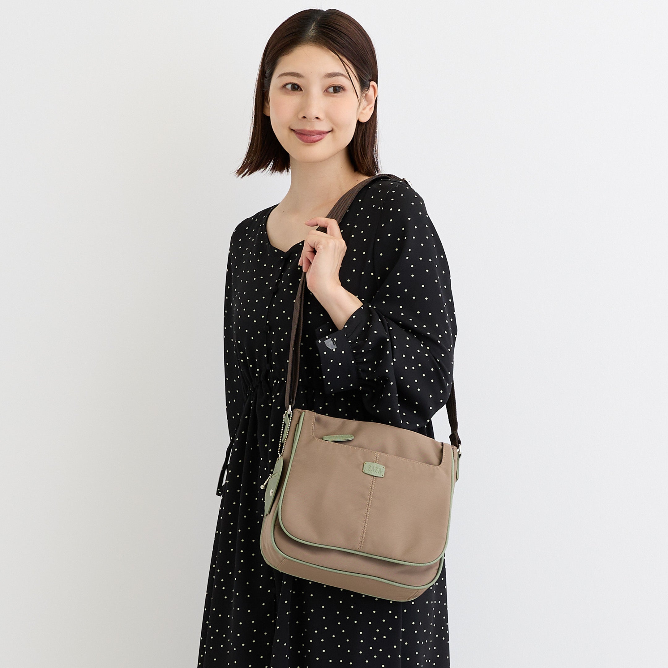 ZAZA シワナイロンリンゴチャーム付きショルダーバッグ EL5702