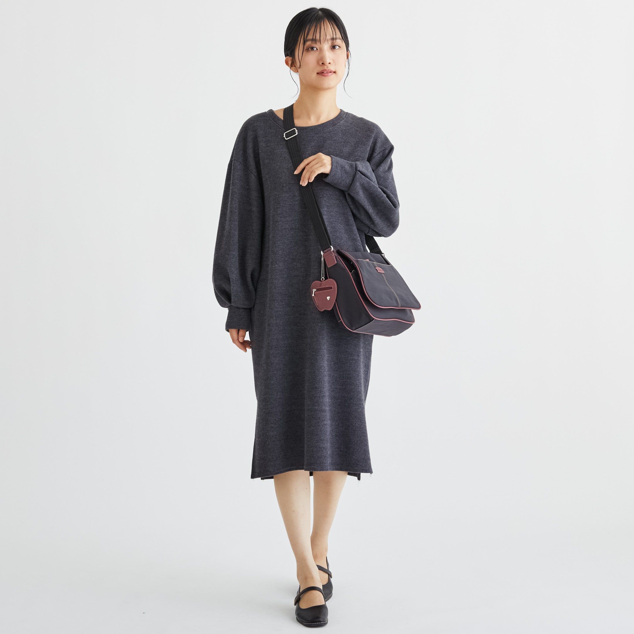 ZAZA シワナイロンリンゴチャーム付きショルダーバッグ/デイリー/お出かけ/ショルダーバッグ/ナイロン/軽量/多収納/チャーム