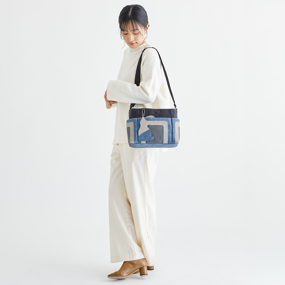 ZAZA シワナイロン×合皮猫チャーム付きマルチカラーショルダーバッグ EL5789