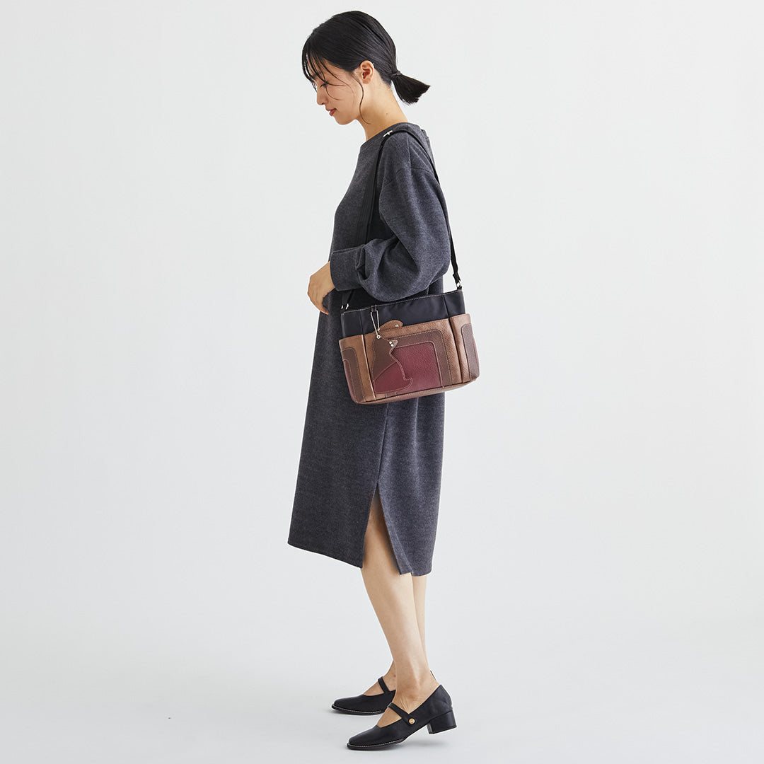 ZAZA シワナイロン×合皮猫チャーム付きマルチカラーショルダーバッグ EL5789