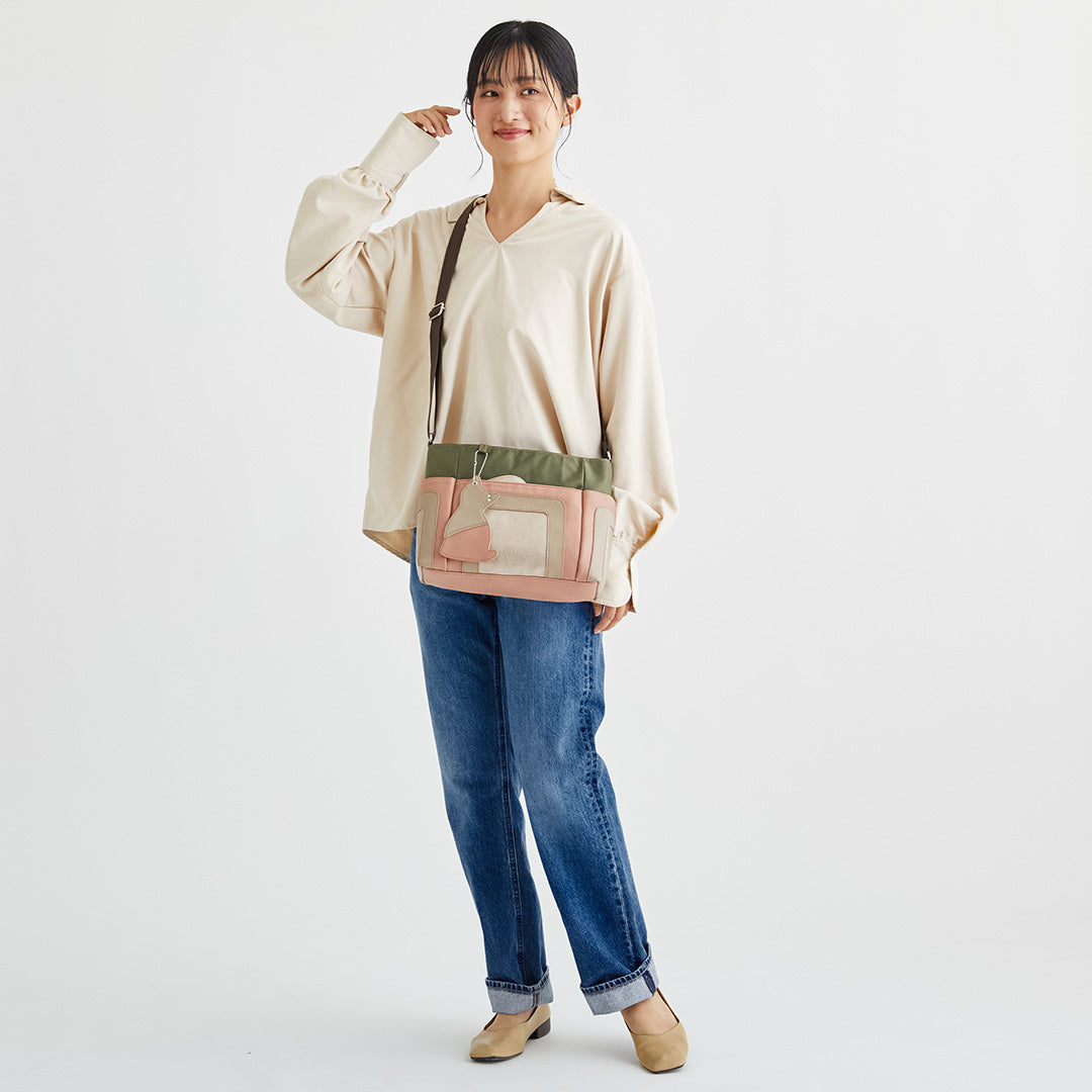 ZAZA シワナイロン×合皮猫チャーム付きマルチカラーショルダーバッグ