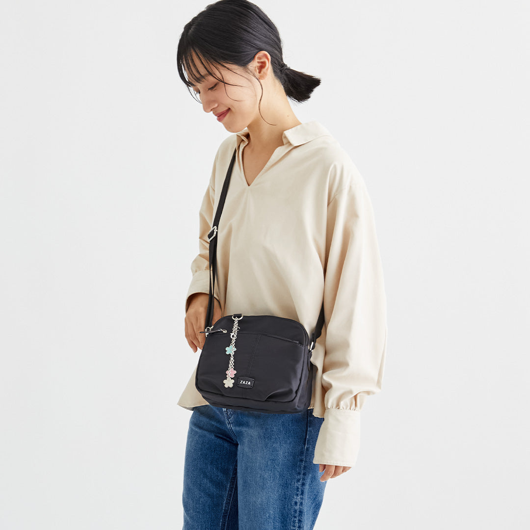 ZAZA ツイルナイロン花チャーム付きショルダーバッグ EL5999