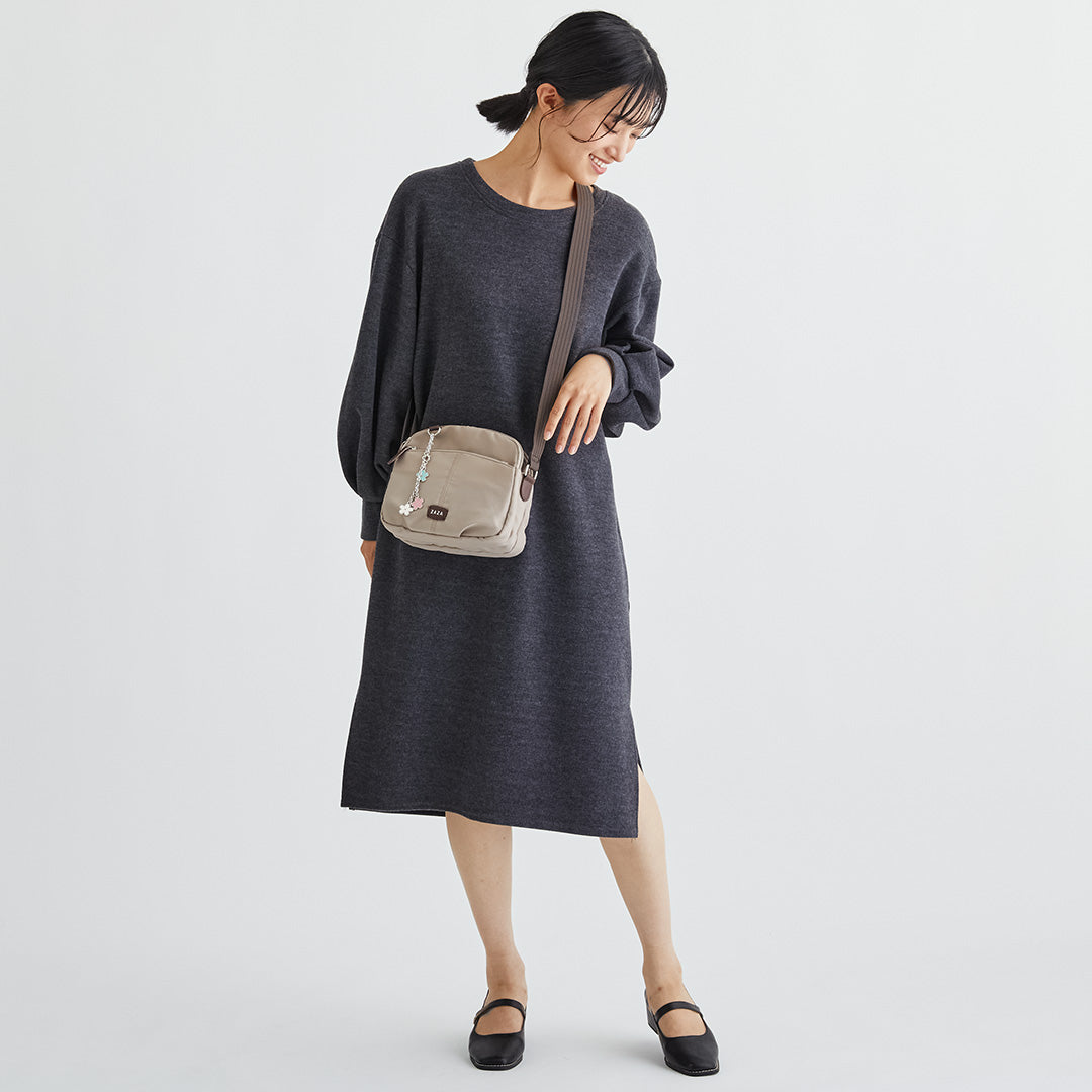 ZAZA ツイルナイロン花チャーム付きショルダーバッグ EL5999