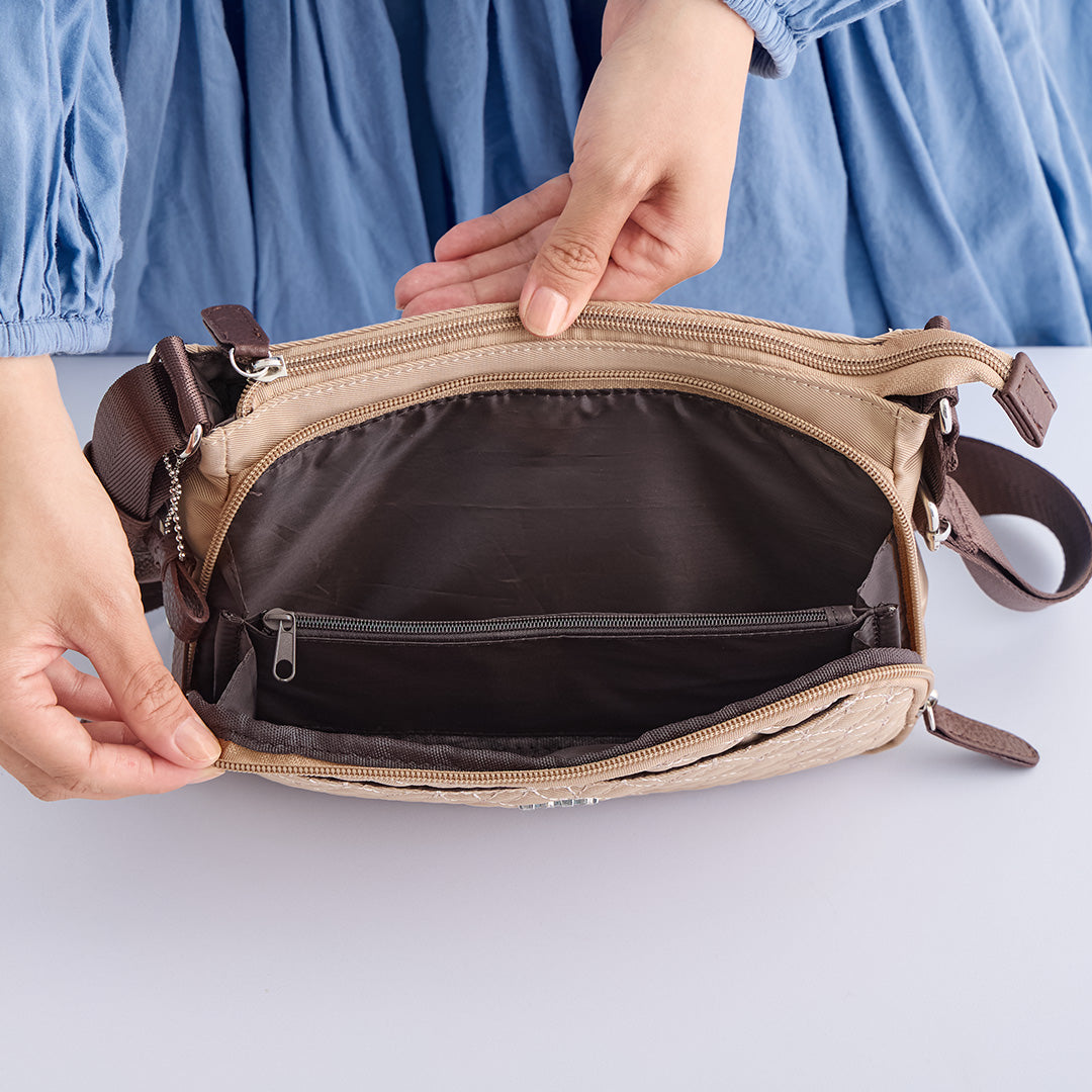 ZAZA キルトリボン猫チャーム付きポシェット EL7141