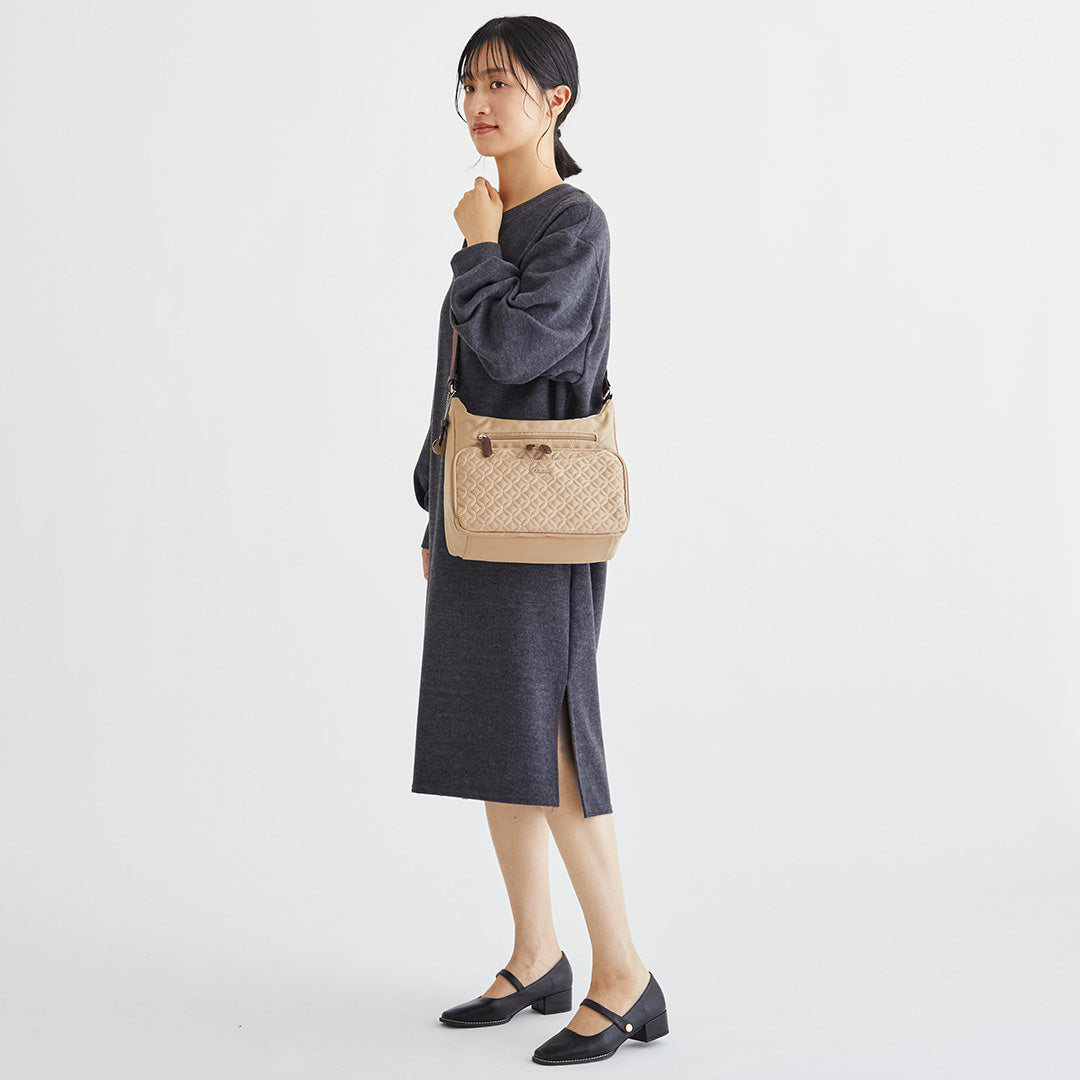 ZAZA キルトリボン猫チャーム付きショルダーバッグ EL7142