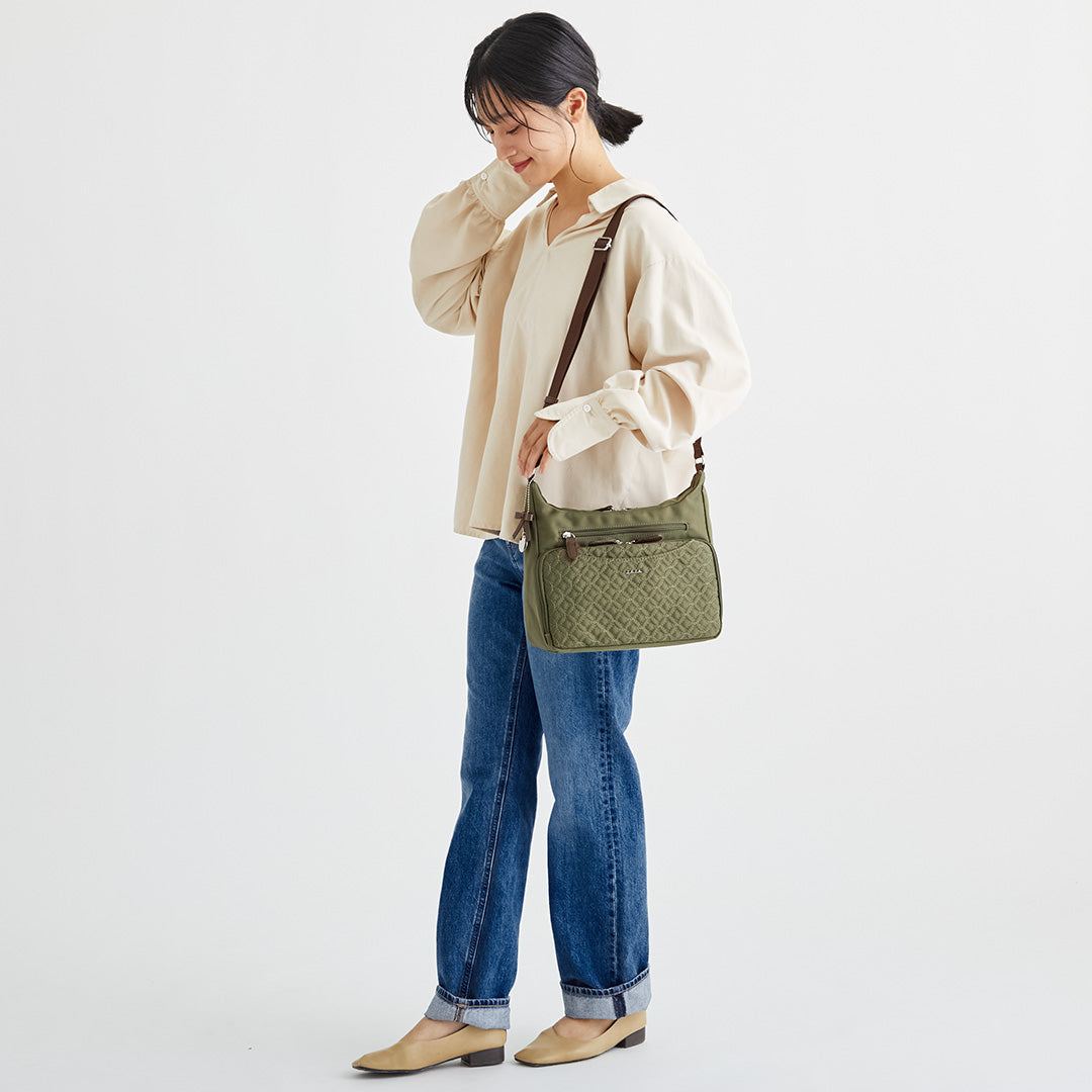 ZAZA キルトリボン猫チャーム付きショルダーバッグ EL7142