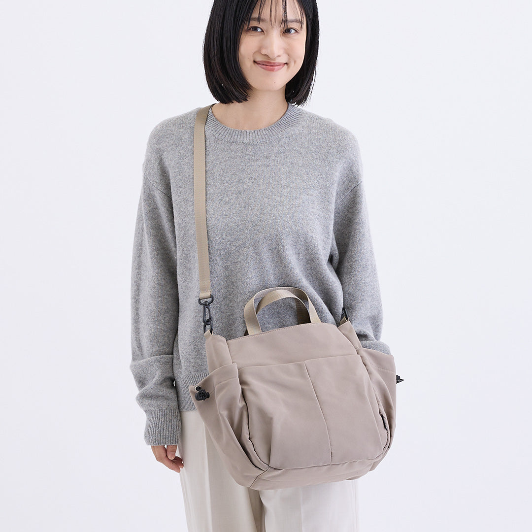 カジュアルナイロン2WAYショルダーバッグ ライトグレー 着用イメージ（肩掛け）