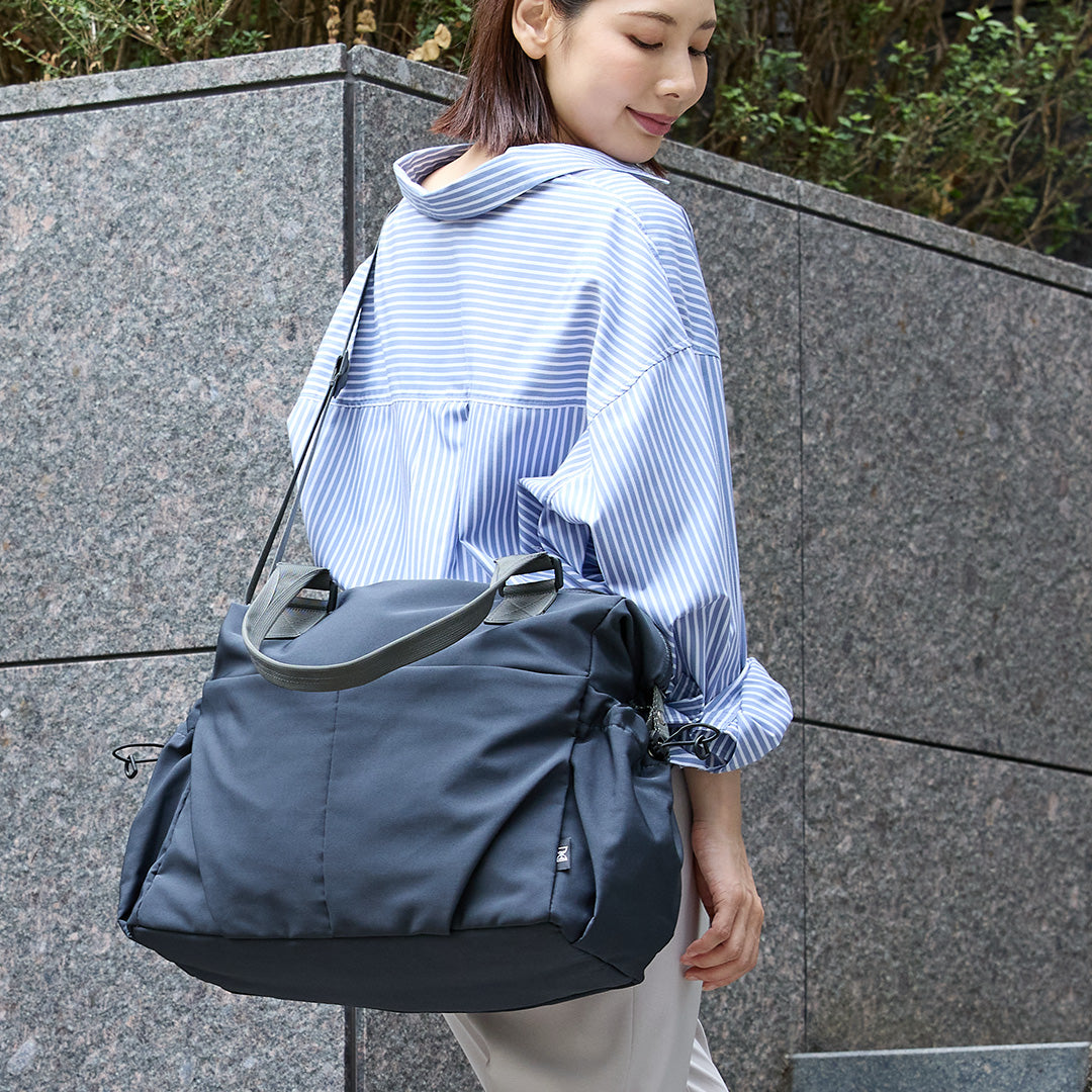 カジュアルナイロン2WAYボストンバッグ ダークグレー 肩掛けイメージ（屋外撮影）